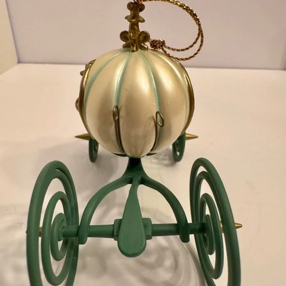 WDCC Enchanted Places “An Elegant Coach for Cinderella” Ornament - Picture 4 of 13